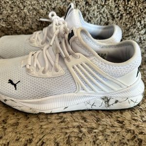 Ladies like new Puma shoes